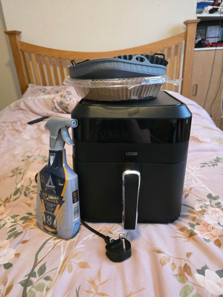 Logik LAF06B24 Air Fryer-Black, With Reusable Liners And Cleaner