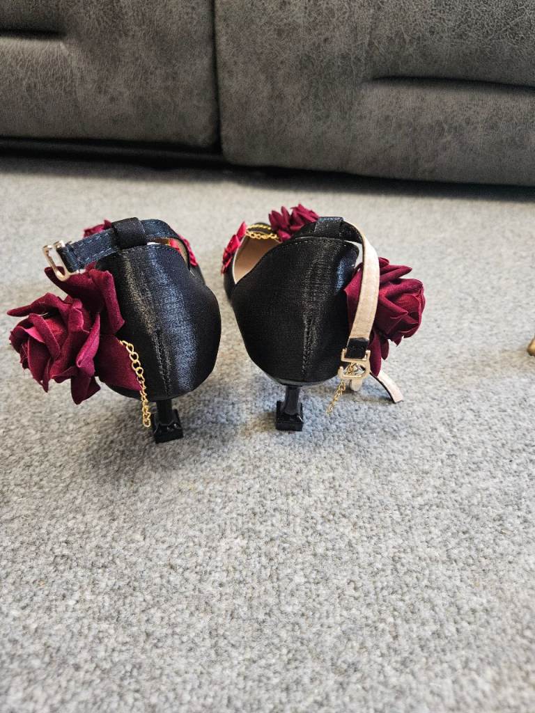 Black Kitten Heel Shoes with Red Rose Detail – As Good As New