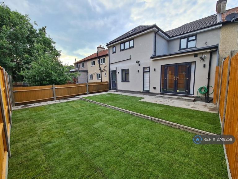 2 bedroom flat in Nelson Road, Stanmore, HA7 (2 bed) (#2748259)