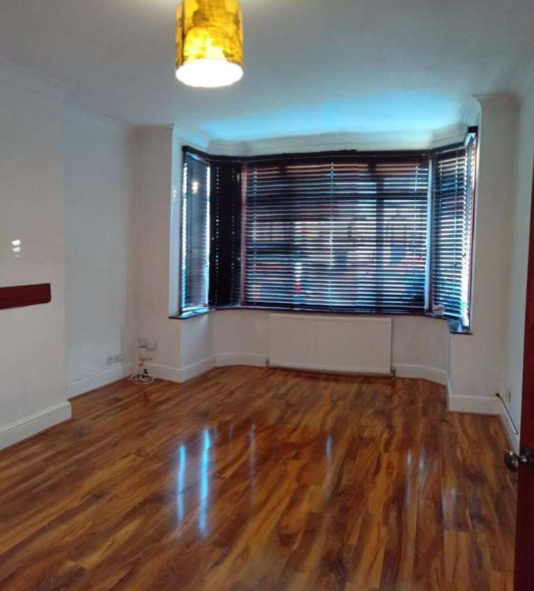 A LARGE THREE BEDROOM HOUSE IN CROYDON TO LET