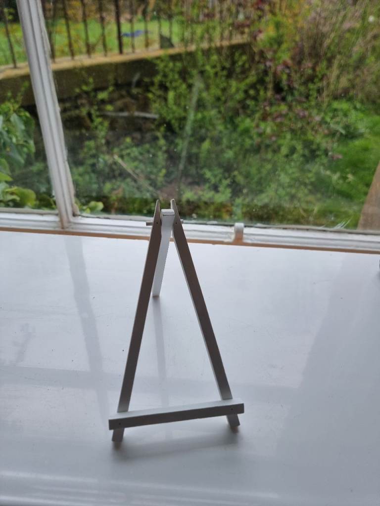 Small Wooden Display Easel (x12) – White, Good Condition