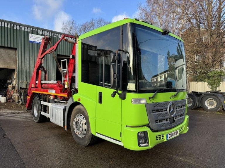 image for 2018 MERCEDES ECONIC 1830 SKIP LOADER