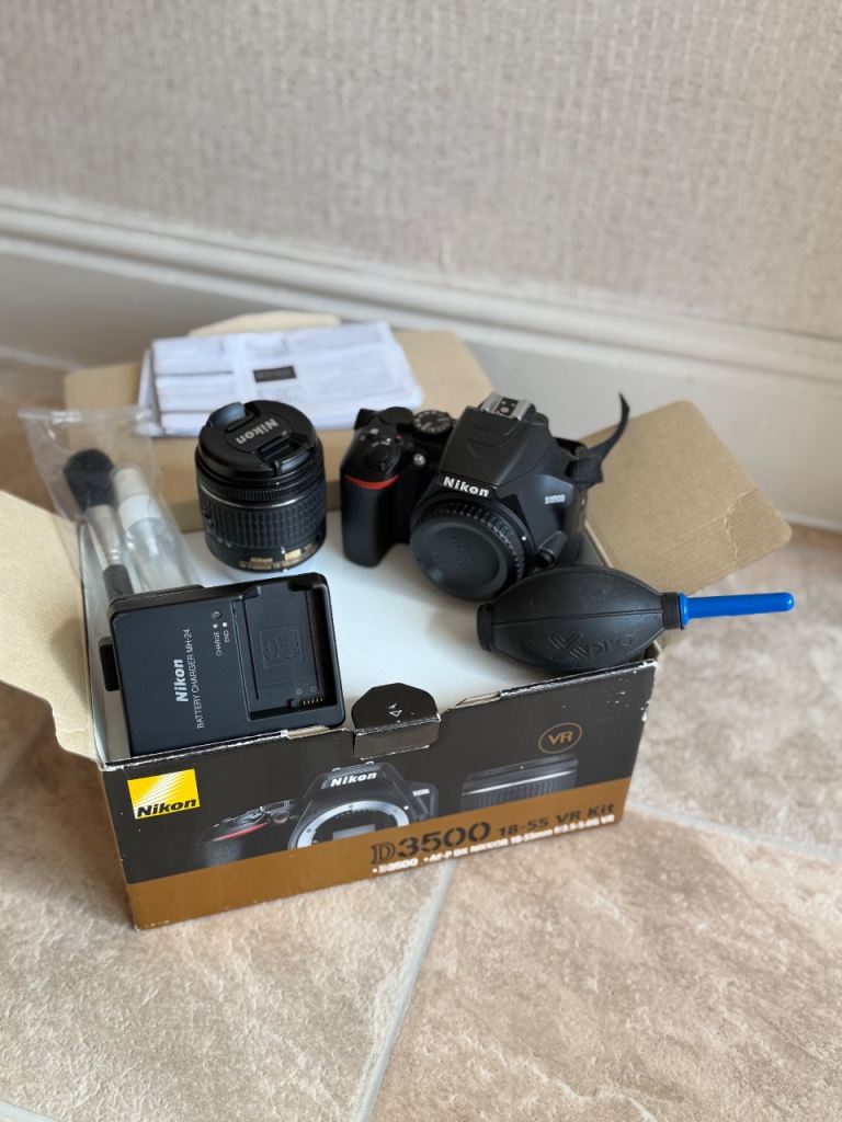 Nikon D3500 with lense and accessories 