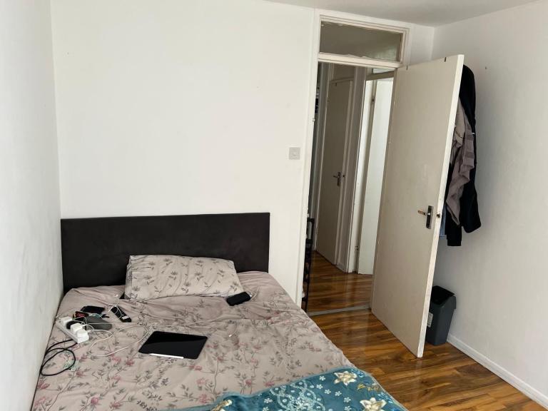 Room share with a Pakistani female