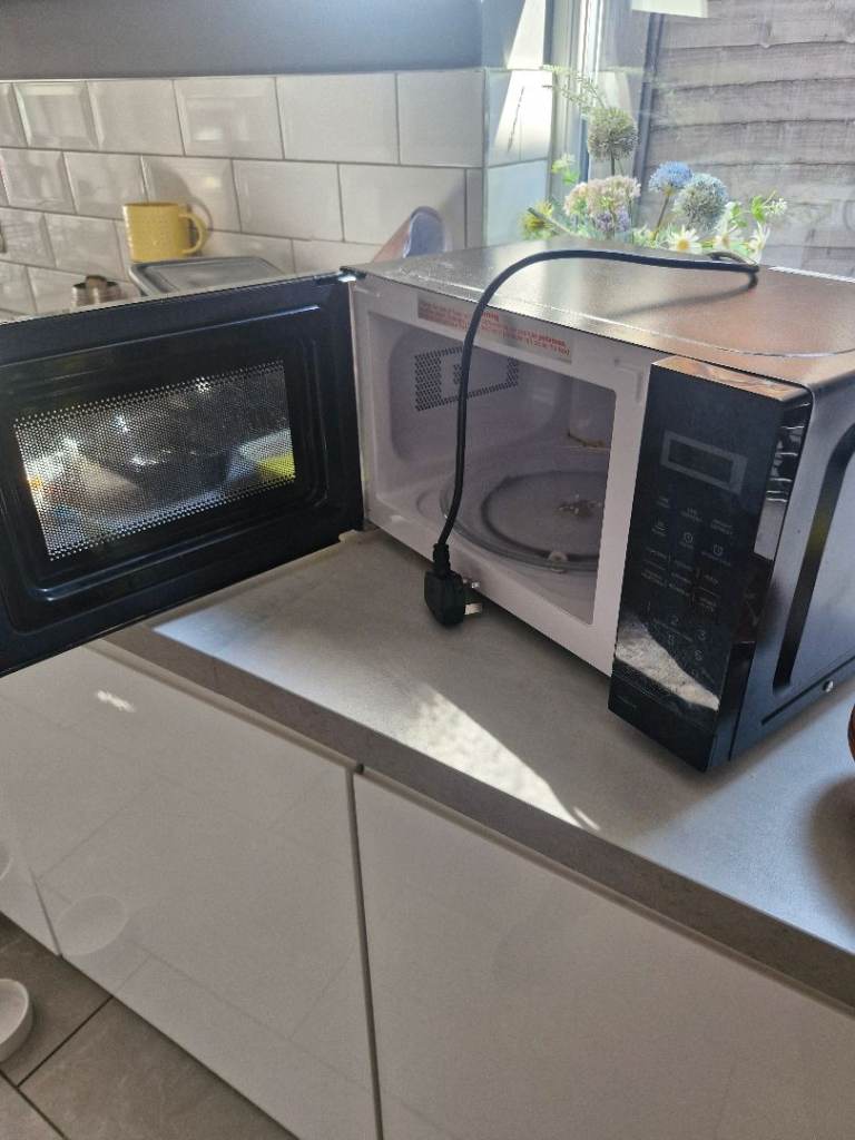 Black Microwave Oven – Good Condition, Fully Working £20