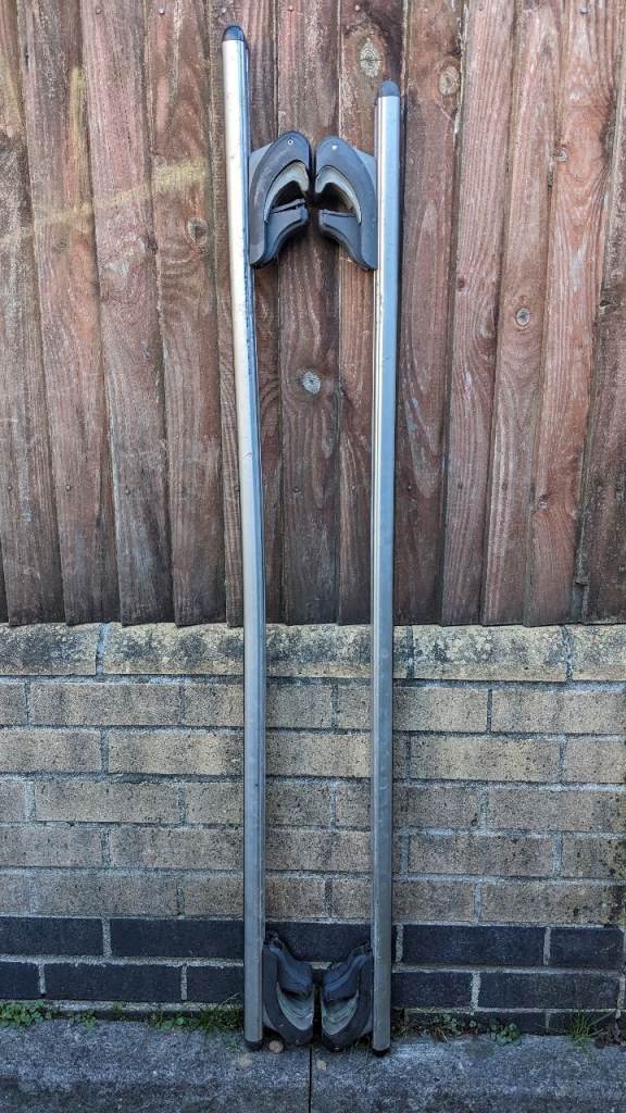 Adjustable Roof Bars (Width 108-117cm approximate).