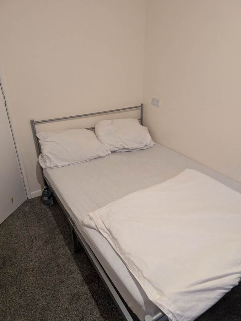 Room available sharing flat 