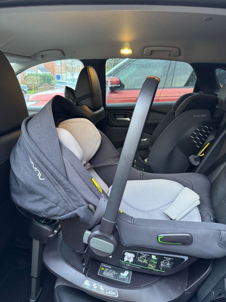 Nuna Next Mixx 3 in 1. Pushchair, travel cot and car seat with base!!!!