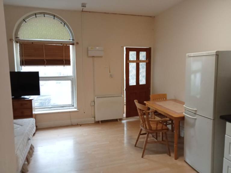 Self-contained studio flat to let in Dover @ CT17 9SP near town centre & BR station available now !!