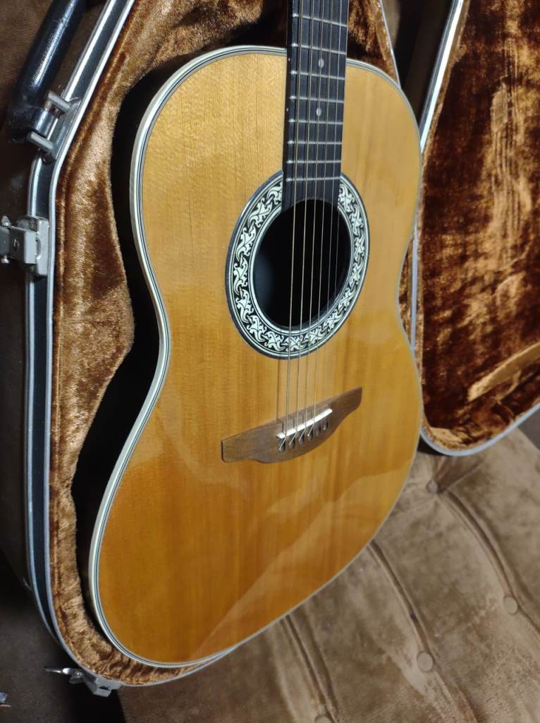 Ovation balladeer qith origina case