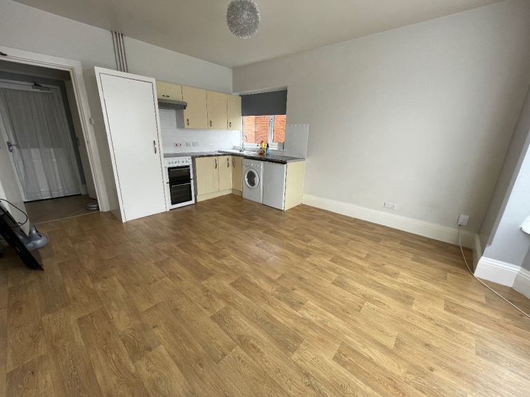 1 bedroom flat New decor Free Wifi water and sewage bills included Parking large Communal garden