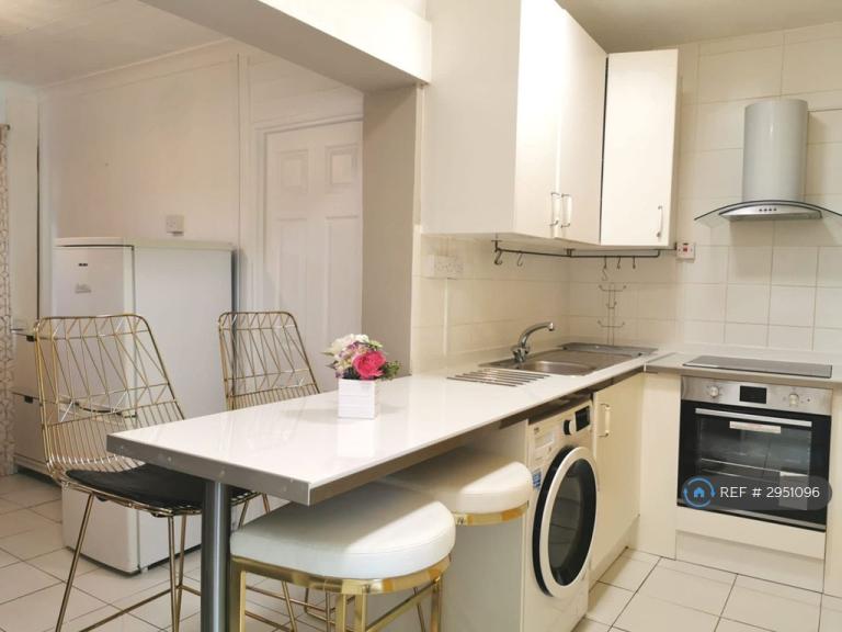 2 bedroom flat in Catherwood Court, London, N1 (2 bed) (#2951096)