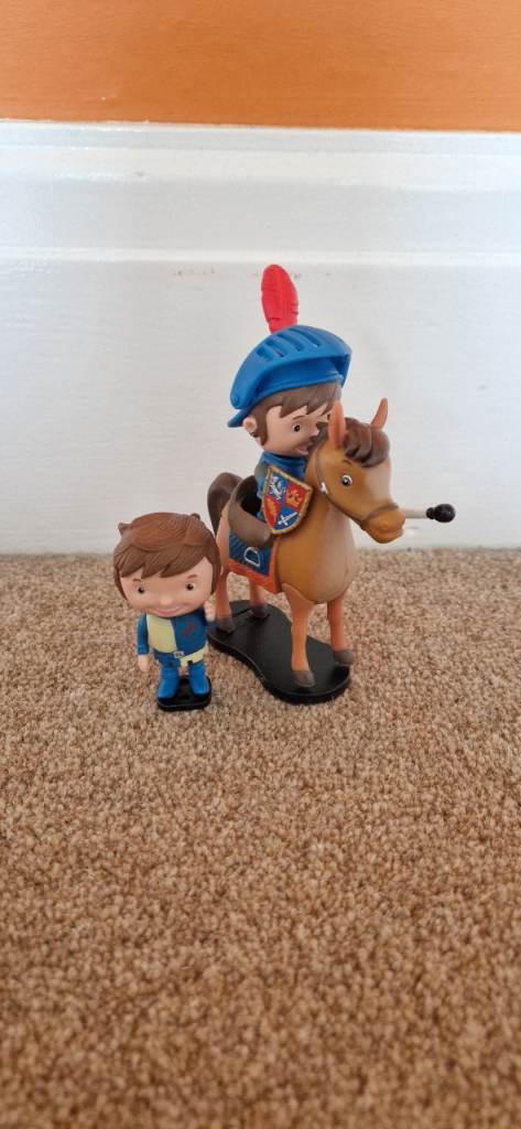MIKE THE KNIGHT TOY FIGURES PLUS GALAHAD THE HORSE. EXCELLENT CONDITION.