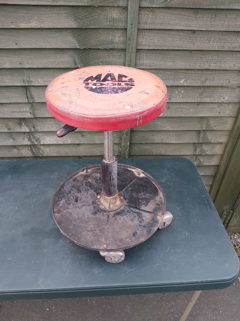 MAC TOOLS STOOL. Adjustable Gas Lift stool with Tool Tray Workshop car Garage