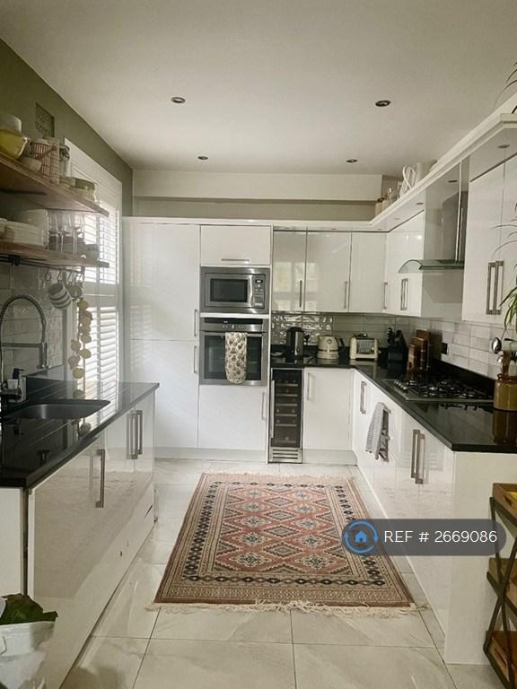 image for 3 bedroom flat in London, London, SW16 (3 bed) (#2669086)