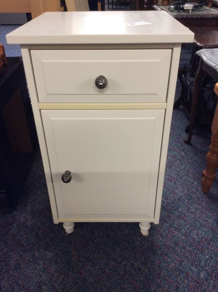 Bedside cabinet  #63324  £20