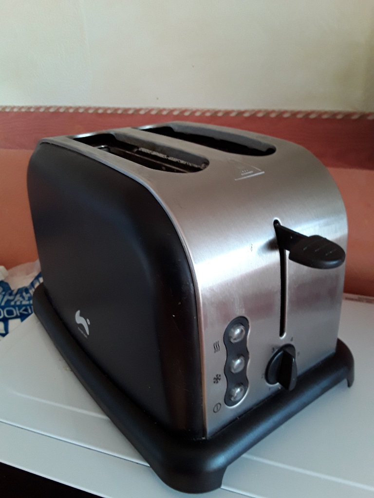 2 slot toaster £9