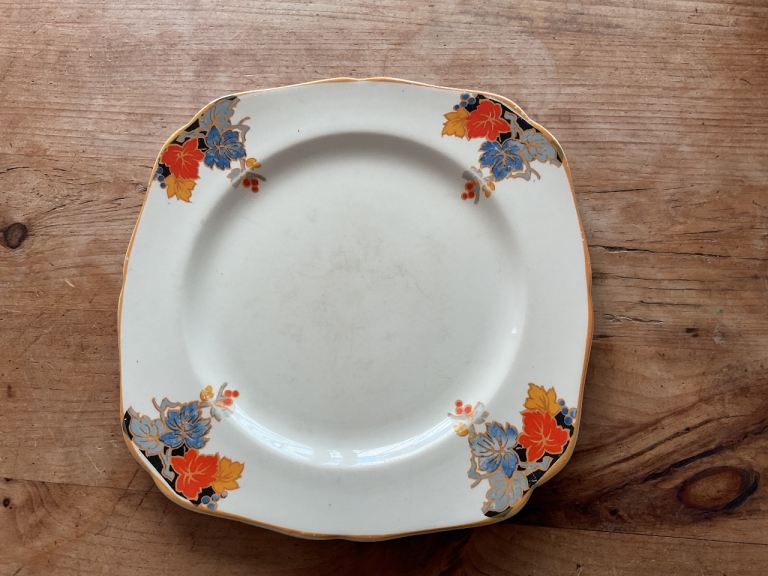 H&K Art Deco 9" Bone China Plate with an Autumn Leaf pattern & scalloped edging