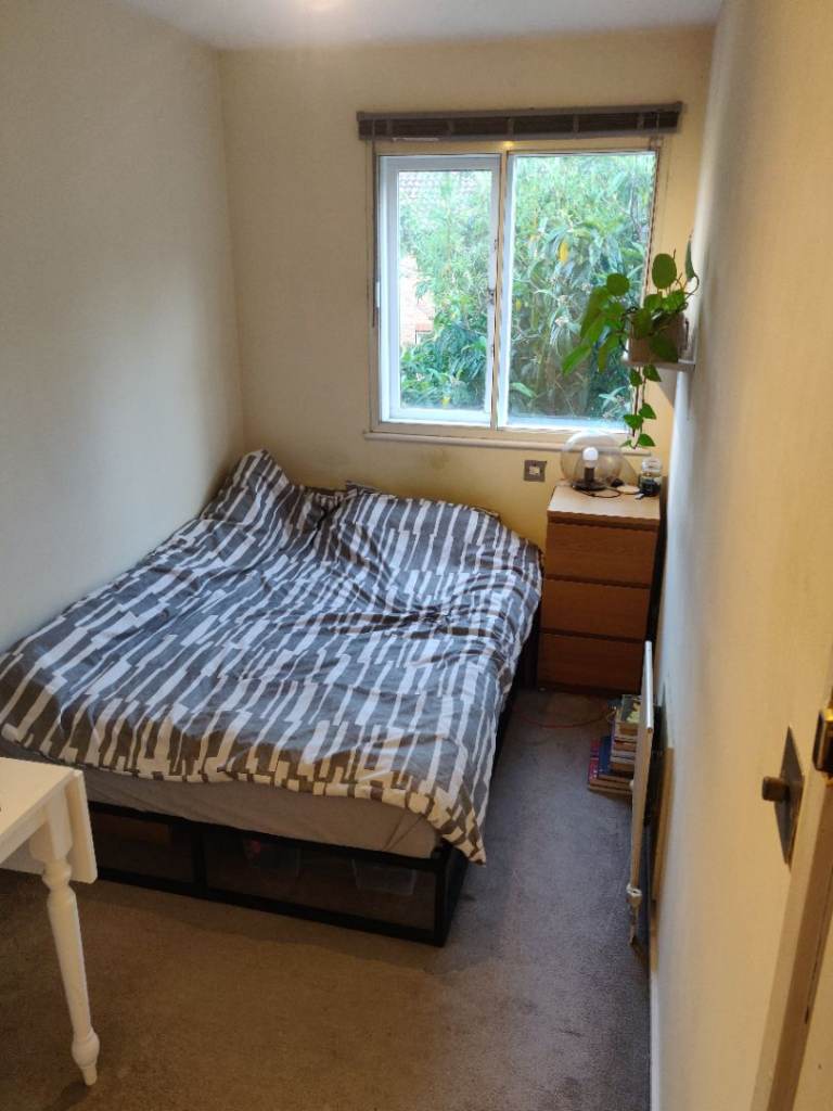 Spacious single room in great location close to Sky studios and amenities 
