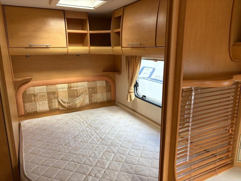  BAILEY PAGEANT BURGUNDY -FIXED BED CARAVAN WITH CORNER WASHROOM & MOTORMOVER