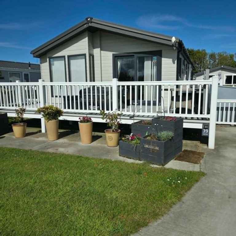Stunning Lodge For Sale - Private Sale on Skirlington Coast Holiday Park