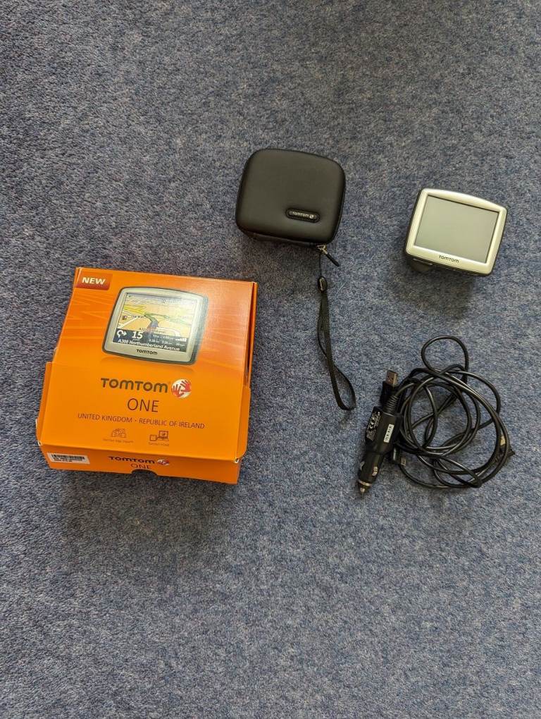 TomTom One United Kingdom - Republic of Ireland all in one with built in screen mount