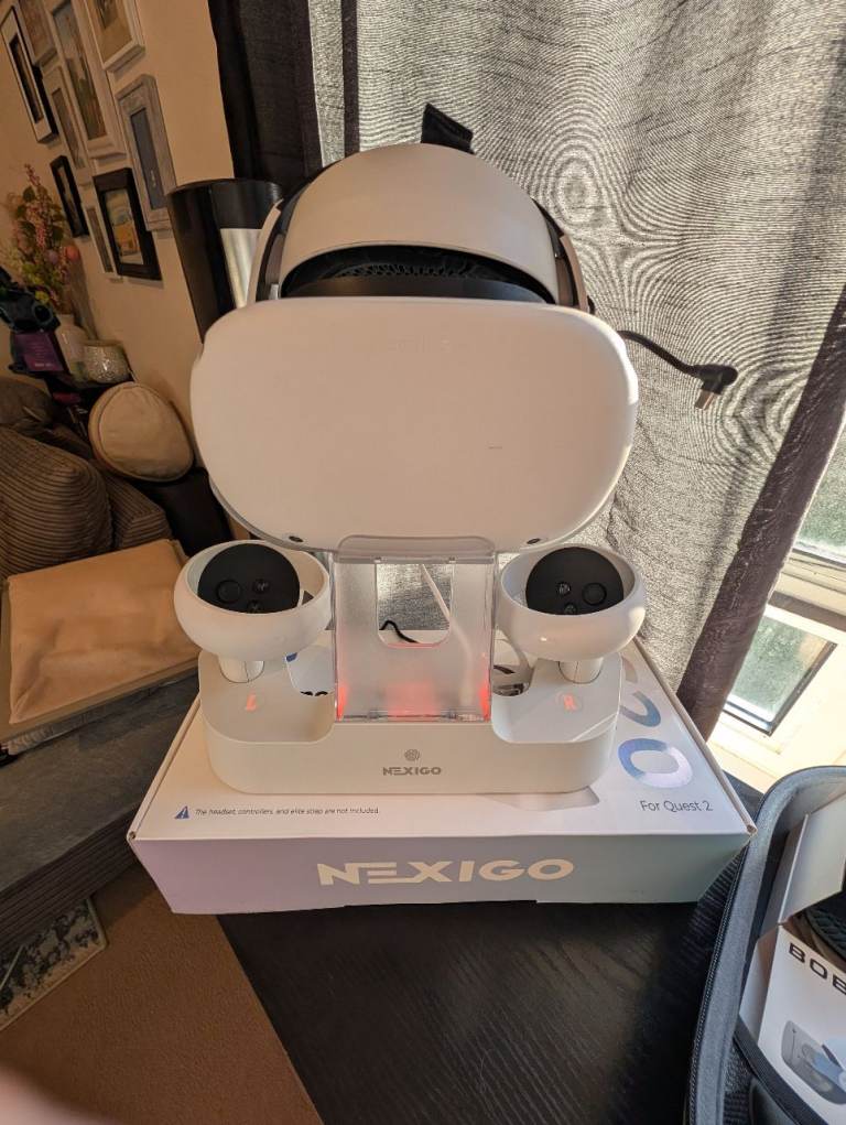 Quest 2 256gb VR like new. Charging Dock, Head Strap, Battery pack with case.