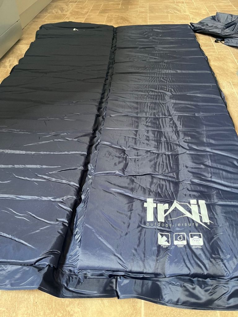 Self inflating camping mat