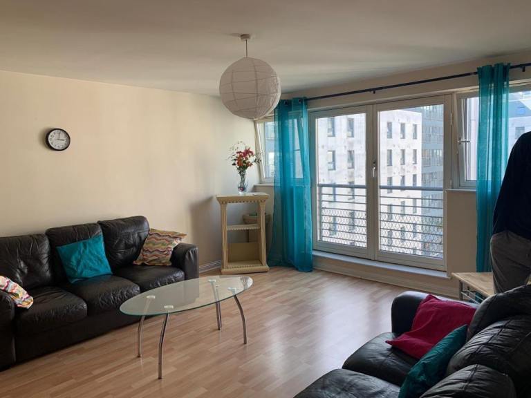 3 bedroom plus lounge flat only 10 mins from city centre fully furnished