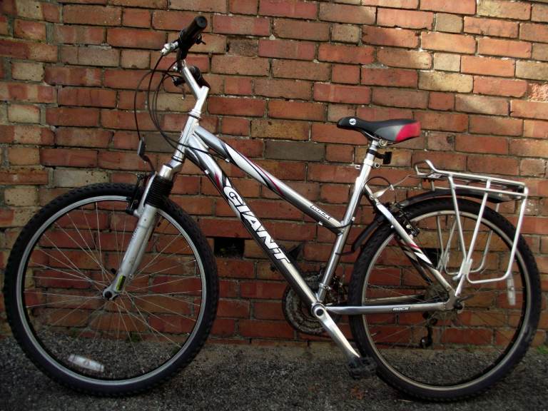 GIANT ROCK MOUNTAIN BIKE FOR SALE.GOOD CONDITION.(FULLY SERVICED)