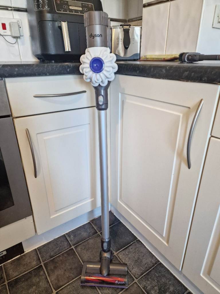 Dyson v6 cordless vacuum cleaner 