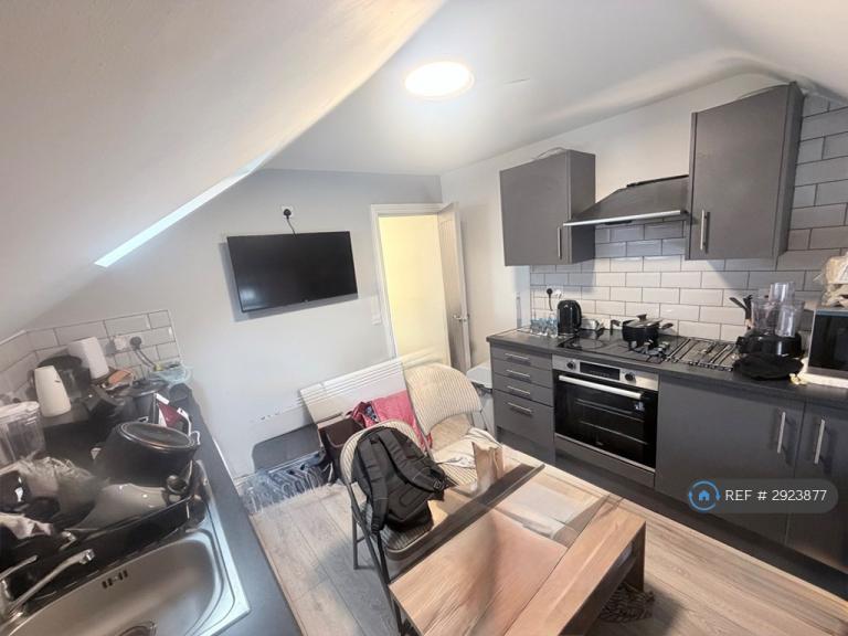 1 bedroom flat in Crwys Road, Cardiff, CF24 (1 bed) (#2923877)