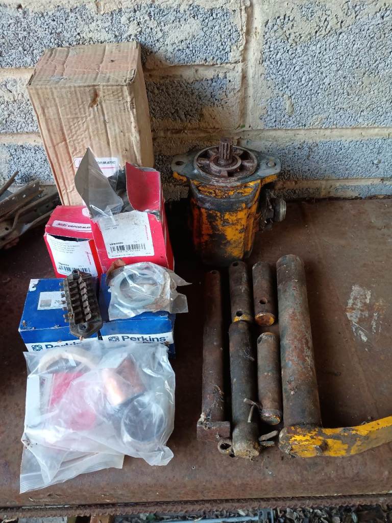 MF 50b hydraulic pump and assorted filters and pins