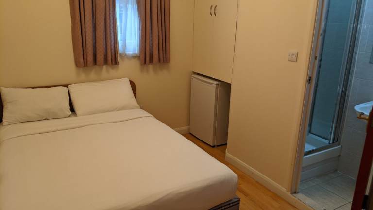 Double n King Size Ensuit  with Bills  £800-£1100