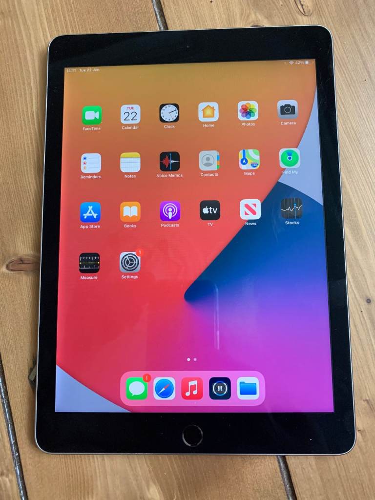 APPLE IPAD PRO 128GB BLACK IOS16 9.7 INCH WIFI CELLULAR- charger - great condition - can deliver