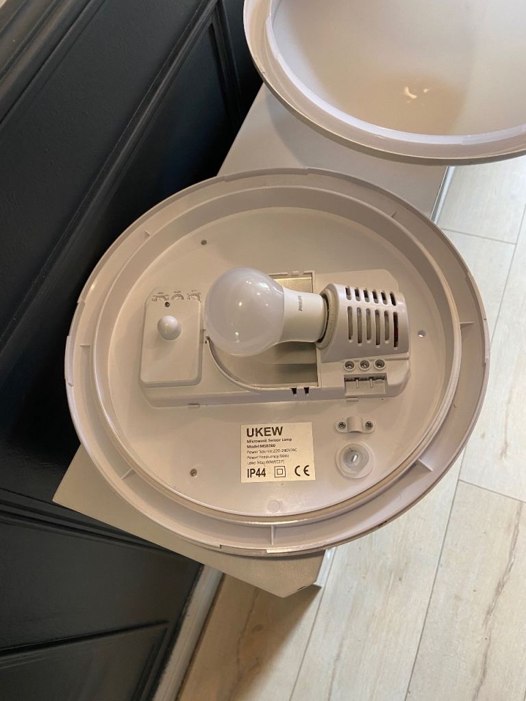 UKEW Round Ceiling Light with PIR Sensor – White, Excellent Condition