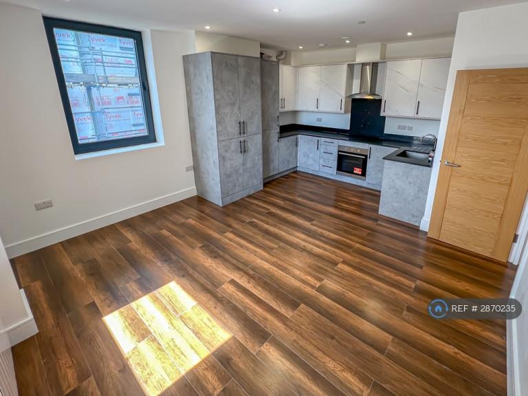 1 bedroom flat in Staines Road, Hounslow, TW3 (1 bed) (#2870235)