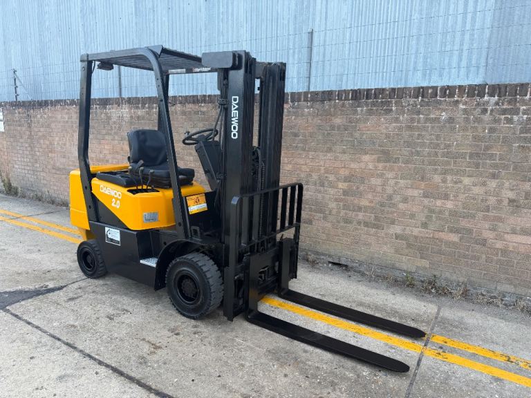 2005 Daewoo 2ton diesel forklift, container spec triple mast 