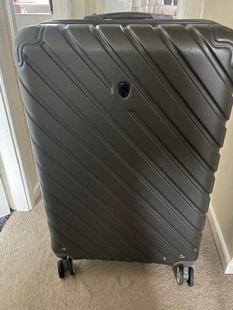 2x Large Hard Shell Suitcases – Excellent Condition – Matching Set – Grey