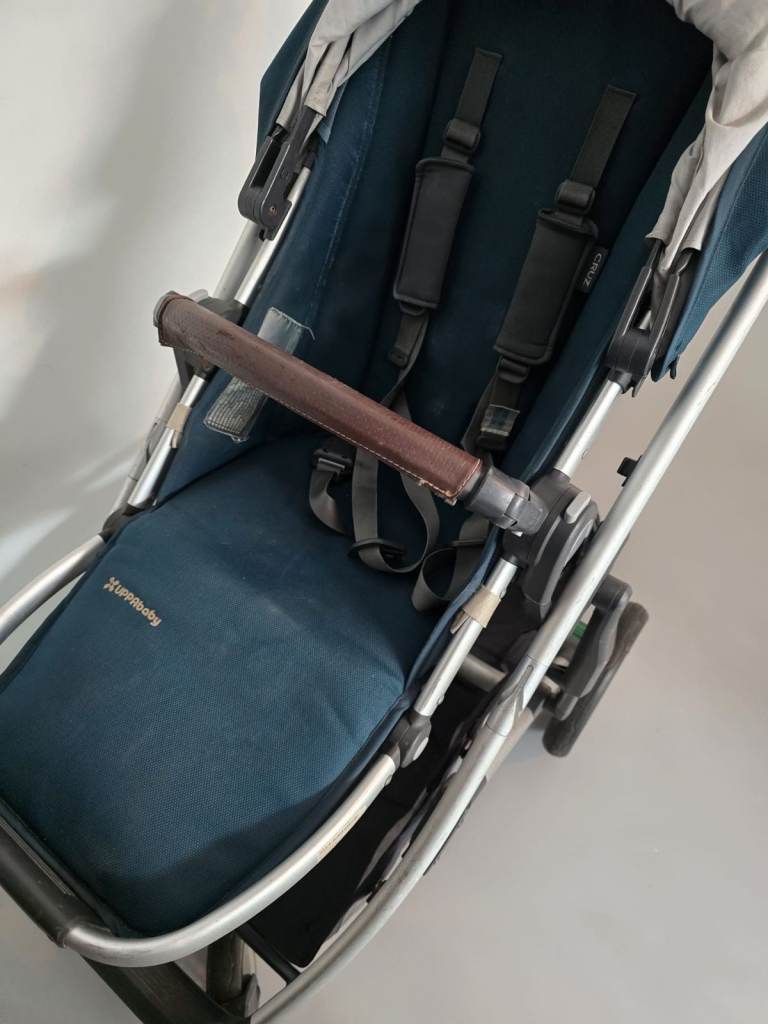 Uppababy Cruz V2 pushchair and bassinet carry cot.