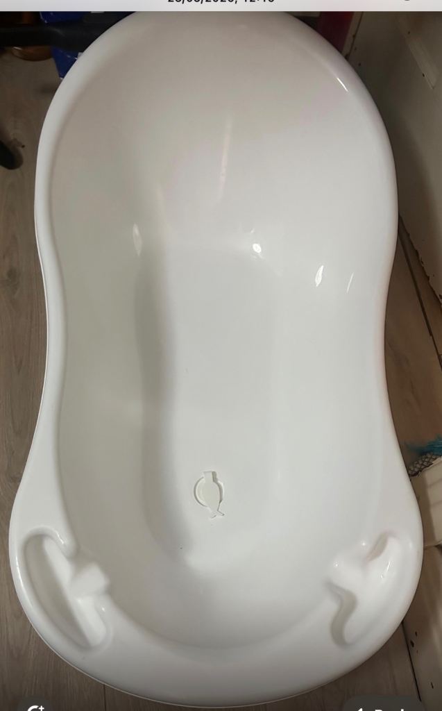 Baby bath     excellent condition with free packt nappy’s 