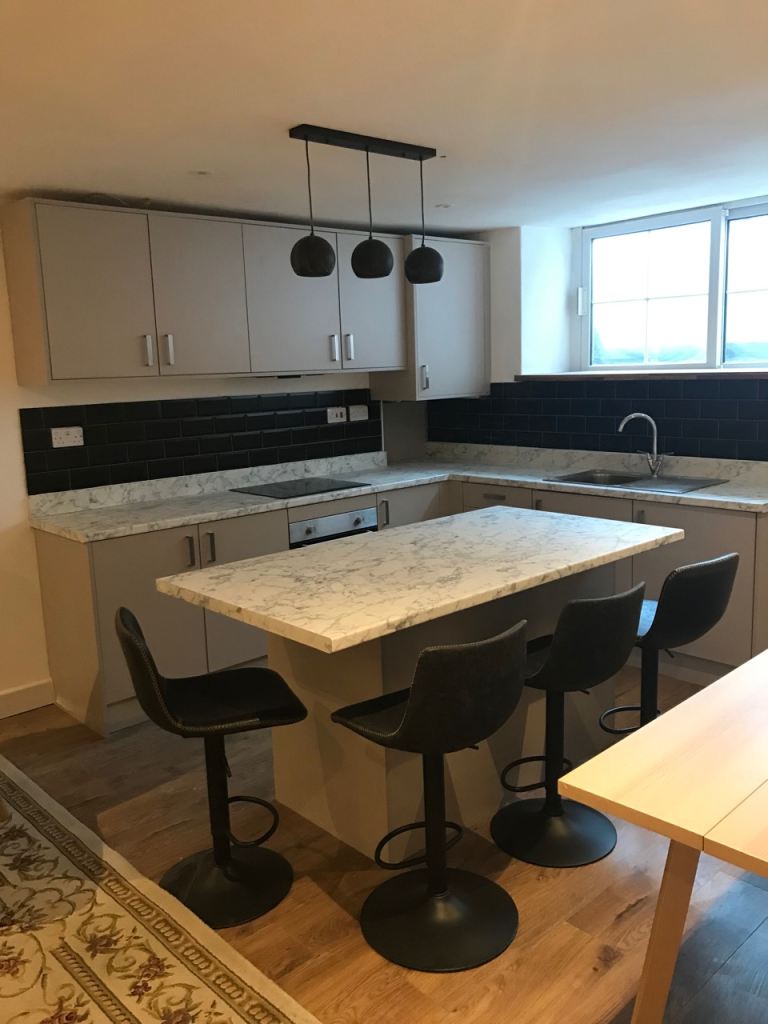 Double room in huge flat - great location
