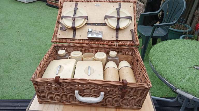 Vintage picnic hamper 
