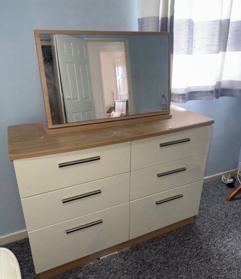 Chest of drawers & 2 bedsides 