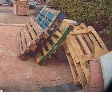 Free pallets 3x regular 1x green 1x blue
