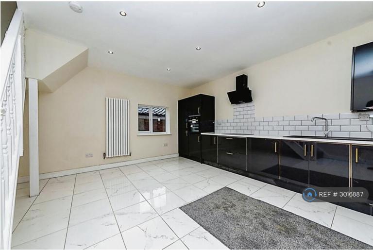 1 bedroom flat in Barrowby Road, Grantham, NG31 (1 bed) (#3016887)