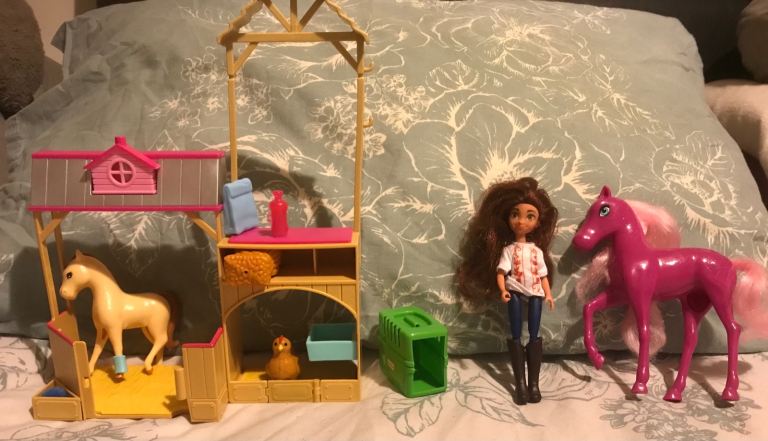 Toy Farm Set with Farm keeper doll, horses & accessories bargain price £5