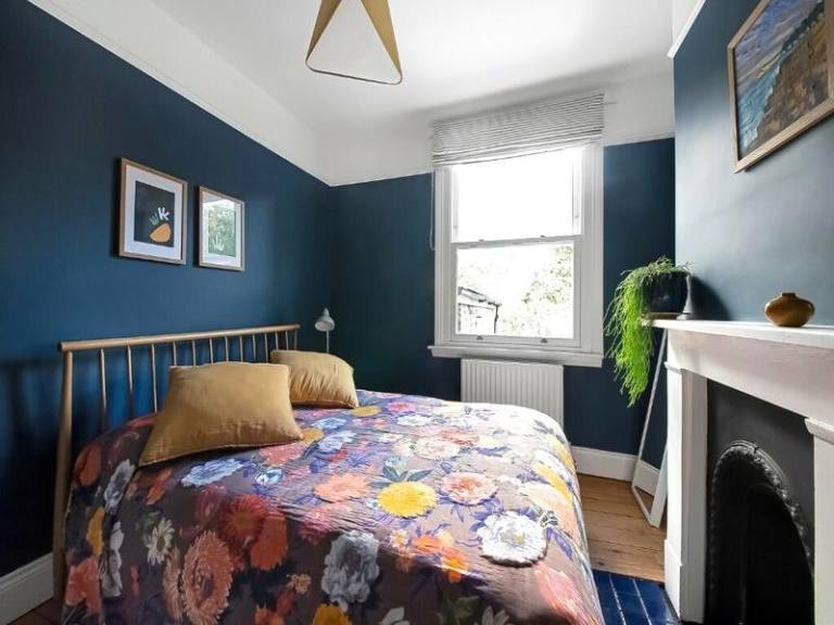 🏚️🌞   COUZY AND BEAUTIFULL  DOUBLE BED IN BOW 🏚️
