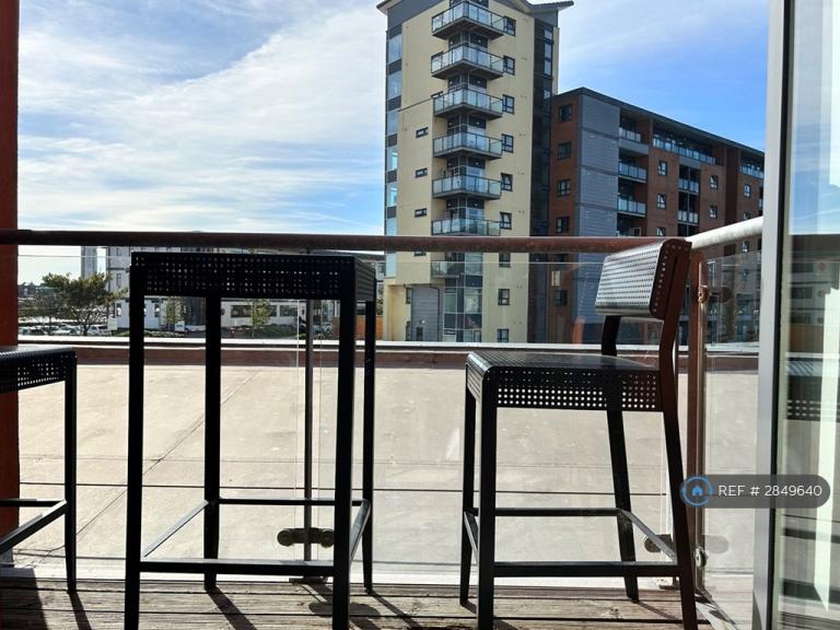 2 bedroom flat in Swansea, Swansea, SA1 (2 bed) (#2849640)