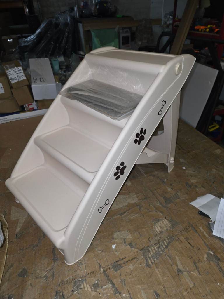 A new still boxed flat packed plastic folding 3 step pet steps the measurements 
